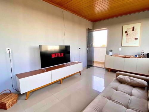 巴西利亚3 Quartos Com Vista Espetacular的一间带电视和沙发的客厅