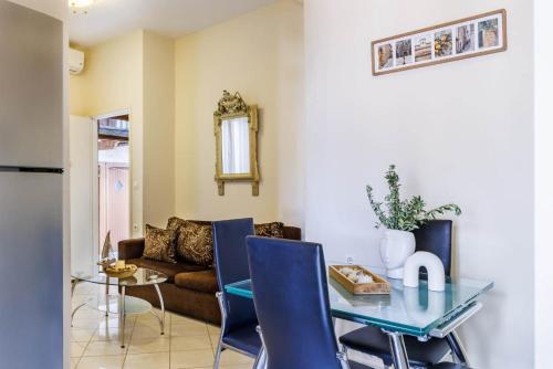 帕诺尔莫斯斯科派洛斯Sofi's House Skopelos的客厅配有玻璃桌和蓝色椅子