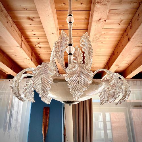 威尼斯Lagoon Secret Venice的吊灯,天花板上挂着翅膀