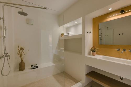 LépedhaVilla Lavanta - Iris sunset villas的带淋浴、盥洗盆和镜子的浴室