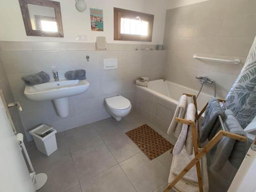卡西斯LA BOHÊME by K6 Conciergerie Villas的浴室配有盥洗盆、卫生间和浴缸。