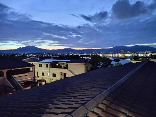 奥尔比亚Le pergole的从建筑屋顶可欣赏到城市美景