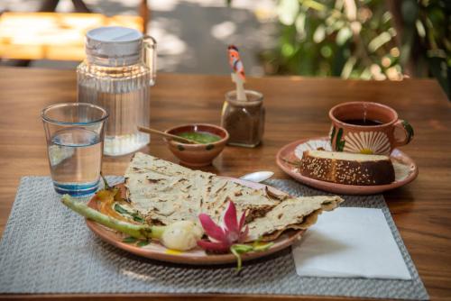 瓦哈卡市Nardazul "Casa de Sueños"的餐桌,带两盘食物和一杯咖啡的桌子