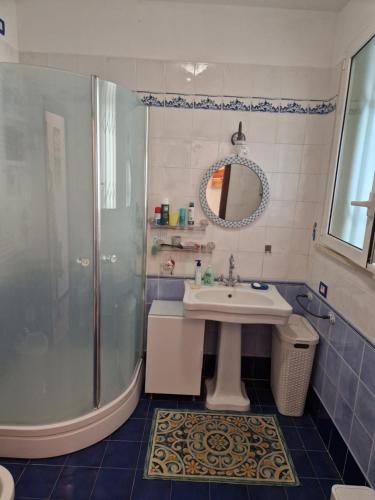 里米尼Appartamento Rosy的带淋浴和盥洗盆的浴室