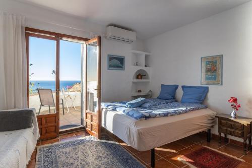 萨各夫雷纳Villa Lobo的一间卧室配有一张床,享有海景