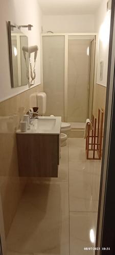 卡塔尼亚B&B Elios Rooms的一间带水槽、卫生间和镜子的浴室