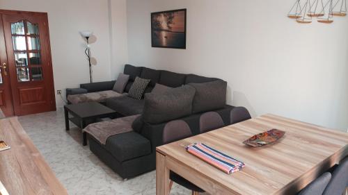 拉赫Apartamento A Atalaia的客厅配有沙发和桌子