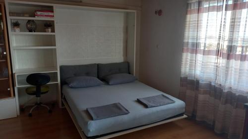 巴什卡沃达Apartmani Leko Mirjana的一张床上有两个枕头的房间