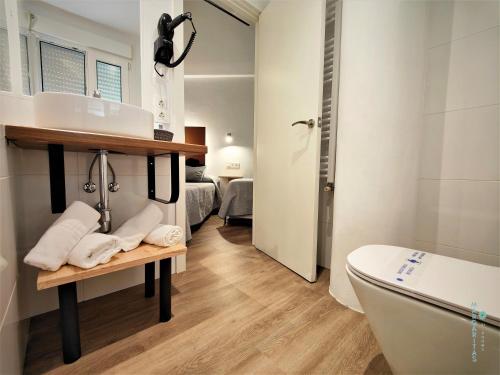 塔里法Margaritas 21 Rooms的浴室配有盥洗盆、卫生间和浴缸。