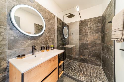 圣丹尼斯Le point de vue Studio saint Denis的浴室配有盥洗盆和带镜子的淋浴