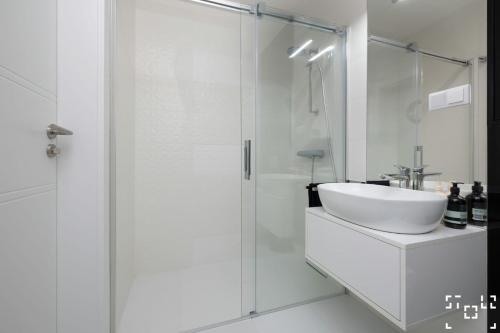 米兹多洛杰Wave Międzyzdroje - Luxury 2 Bedroom Suite with Salon and Kitchen的白色的浴室设有水槽和淋浴。