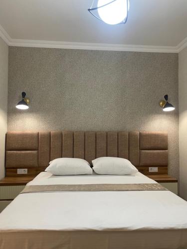 库塔伊西Sano's Home的一间卧室配有一张大床和两个枕头