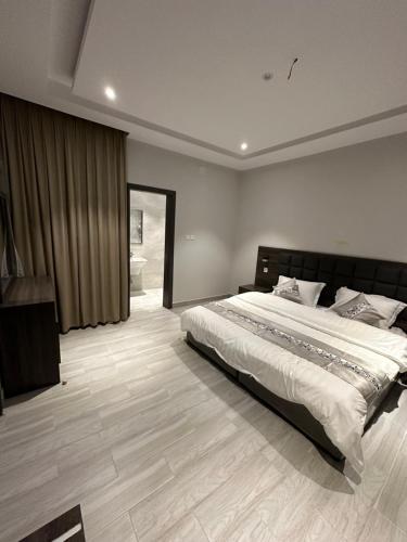 Ahad RafidahCast Home的一间带大床的卧室和一间浴室