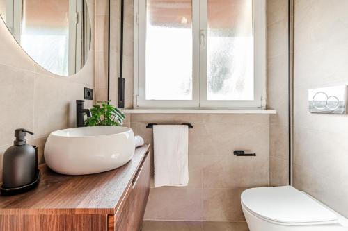 利沃诺Japandi, Appartamento Zona Porto Mediceo Livorno的一间带水槽和卫生间的浴室以及窗户。