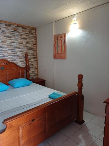 拉特里尼泰Meryem的一间卧室配有一张带蓝色枕头的木床。