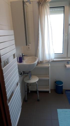 鲁汶Feel at home in Leuven的白色的浴室设有水槽和窗户。