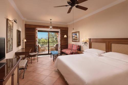 卡勒达德福斯特喜来登富埃特文图拉高尔夫水疗度假酒店的酒店客房设有一张床和一个阳台。