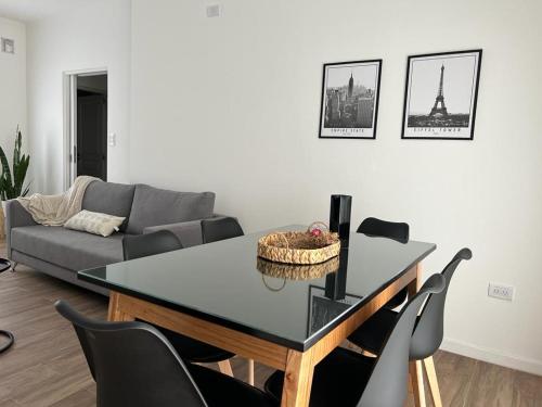 胡宁Superiority 2的客厅配有桌椅和沙发