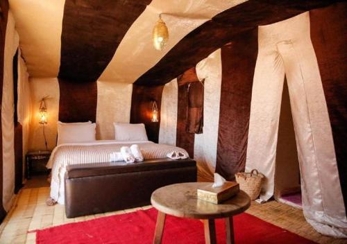 姆哈米德Desert Luxury Camp的卧室配有一张床和一张桌子