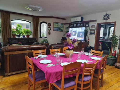 道那班亚Villa Janet的用餐室配有带紫色桌布的桌子