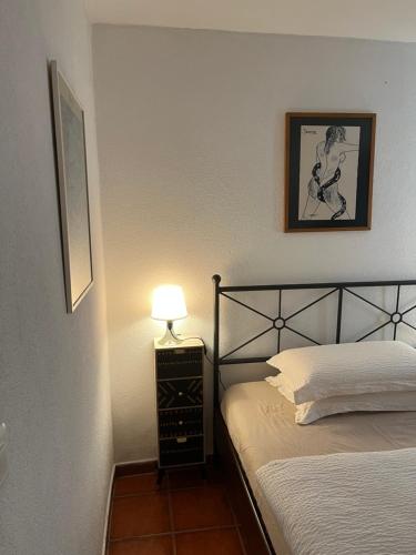 GranciaCASA STEFANIA con giardino a LUGANO的一间卧室配有两张床和床头灯。
