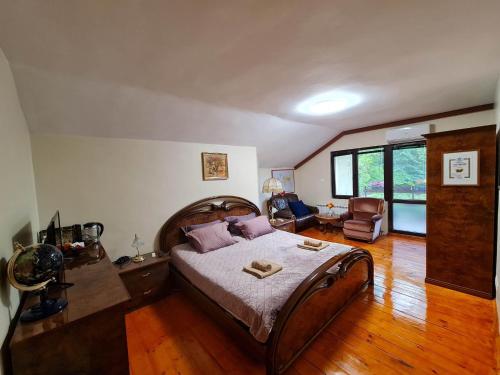 道那班亚Villa Janet的一间卧室设有一张大床,铺有木地板