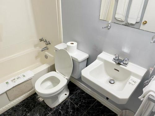 弗雷德里克顿纳斯瓦克堡垒汽车旅馆的浴室配有白色卫生间和盥洗盆。