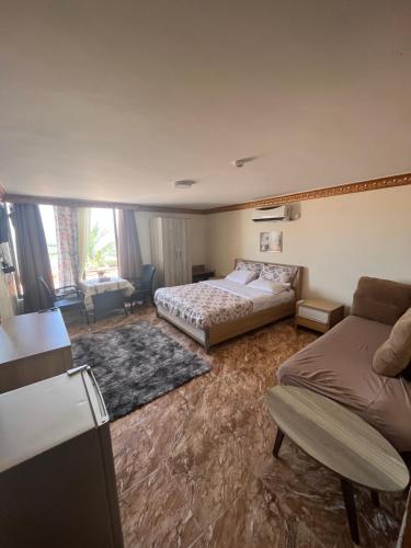 亚喀巴Al-Amer Chalets的酒店客房,配有床和沙发