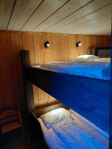 洛姆STORHAUGEN GARD的木间设有两张双层床和两张床