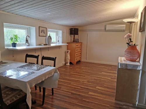 瓦尔贝里Tofta Konstgalleri-Hel Lägenhet 70kvm的一间带桌子的用餐室和一间厨房