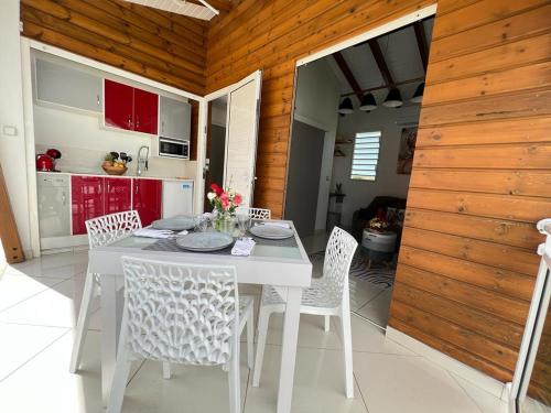 圣罗斯LE DOUX PARADISE的厨房里配有白色的餐桌和椅子