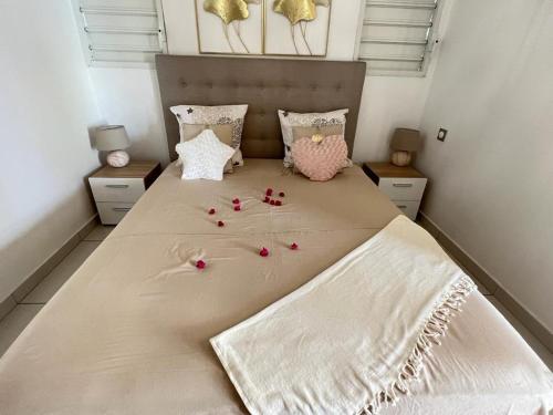 圣罗斯LE DOUX PARADISE的一间卧室配有一张带鲜花的大床