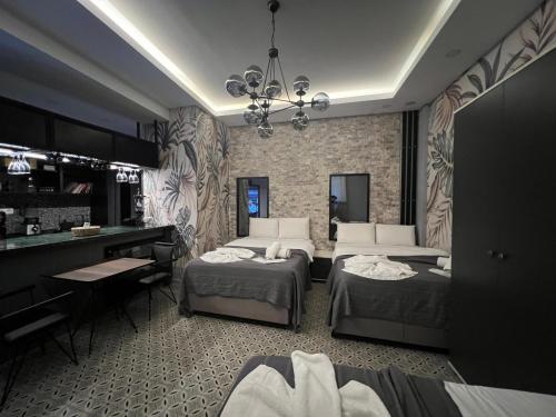 伊斯坦布尔Mudem Boutique Hotel的一间卧室配有两张床、一张桌子和一架钢琴