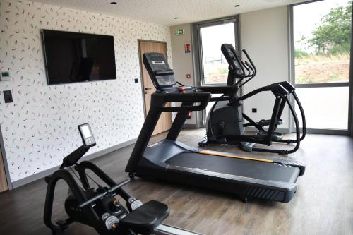 勒芒勒芒巴蒂诺尔美居酒店的健身房设有2辆健身自行车和平面电视