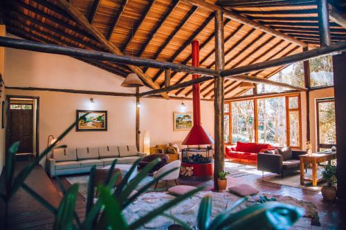 坎波斯杜若尔当Pousada Villa Serena的客厅设有大型木制天花板。