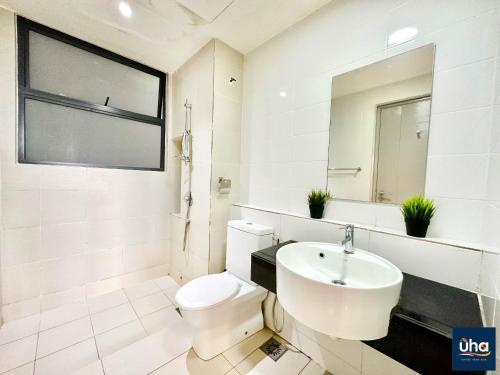 新山1 Tebrau Residences By JK Home的白色的浴室设有卫生间和水槽。