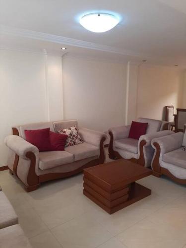 洛哈Andaluz Townhouse for Rent的客厅配有两张沙发和一张桌子
