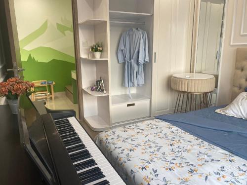 河内Lu Luxury Homestay et Apartment - Vinhomes Smart City Hanoi的一间卧室配有一张床和一个钢琴旁边的梳妆台