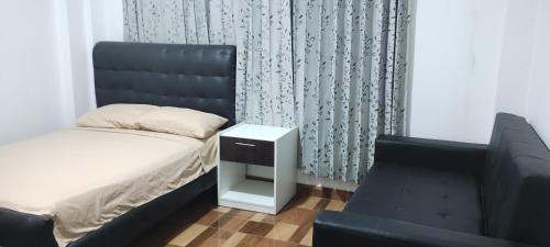 马尔多纳多港Mini depa estreno 4 piso的一间卧室配有一张床和一把椅子