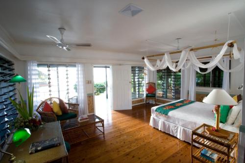 NukubatiNukubati Great Sea Reef的一间卧室设有一张床和一间客厅。