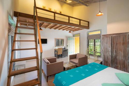 亭可马里Palmera Eco Resorts Nilaveli的一间卧室配有一张双层床和梯子