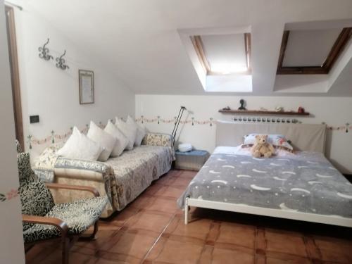 塞勒里古La stanza dello Scirocco的一间卧室配有一张床和一张沙发