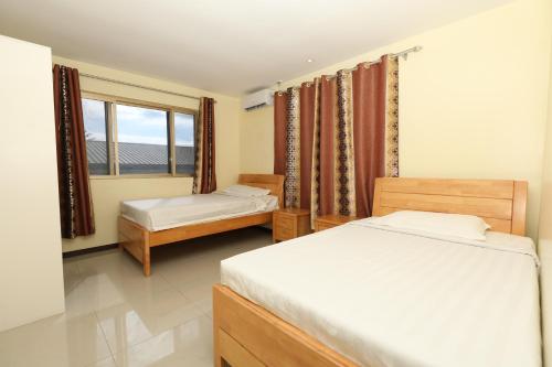 南迪Tropical Plaza Apt的一间卧室设有两张床和窗户。