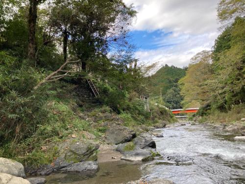 饭能市川辺-KAWABE-BBQ-川遊び-fishing的山边有桥的河流