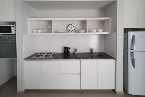 迈普Bosques de Mayo - Departamento 1的白色的厨房配有水槽和冰箱