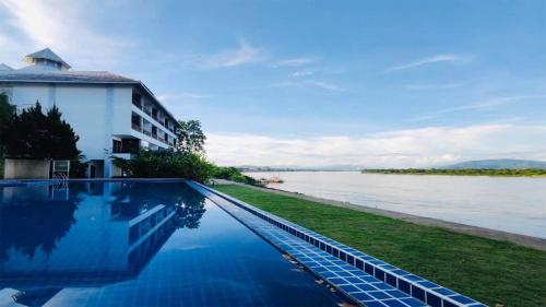 清盛暹罗三角酒店的河景游泳池