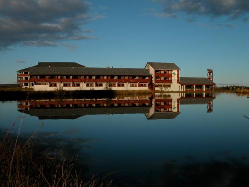 高尔Oset Fjellhotell的水体上座的建筑物