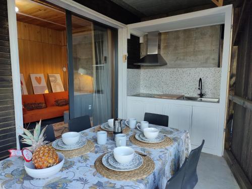 坎加斯德穆拉索Apartamento mirador a las Islas Cíes的一张桌子,上面有 ⁇ 萝和杯子