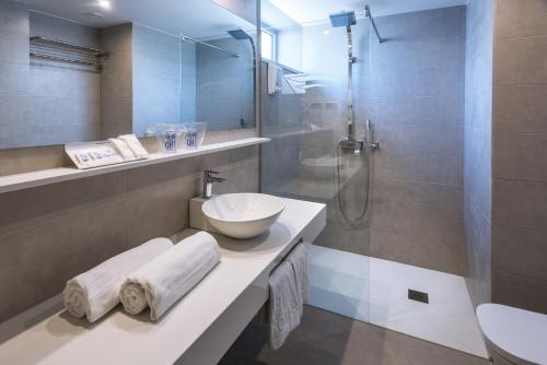 GHT阿格罗马尔酒店的一间浴室