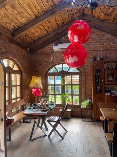 马尔特维利Odo’s Guest House的一间用红色灯笼挂在天花板上的用餐室